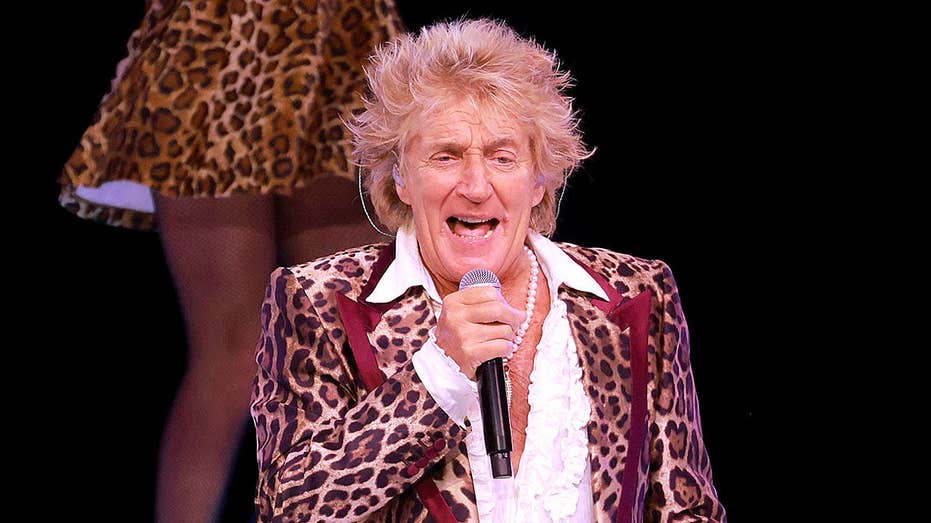 Rod Stewart Uses Oxygen Tank During Utah Concert