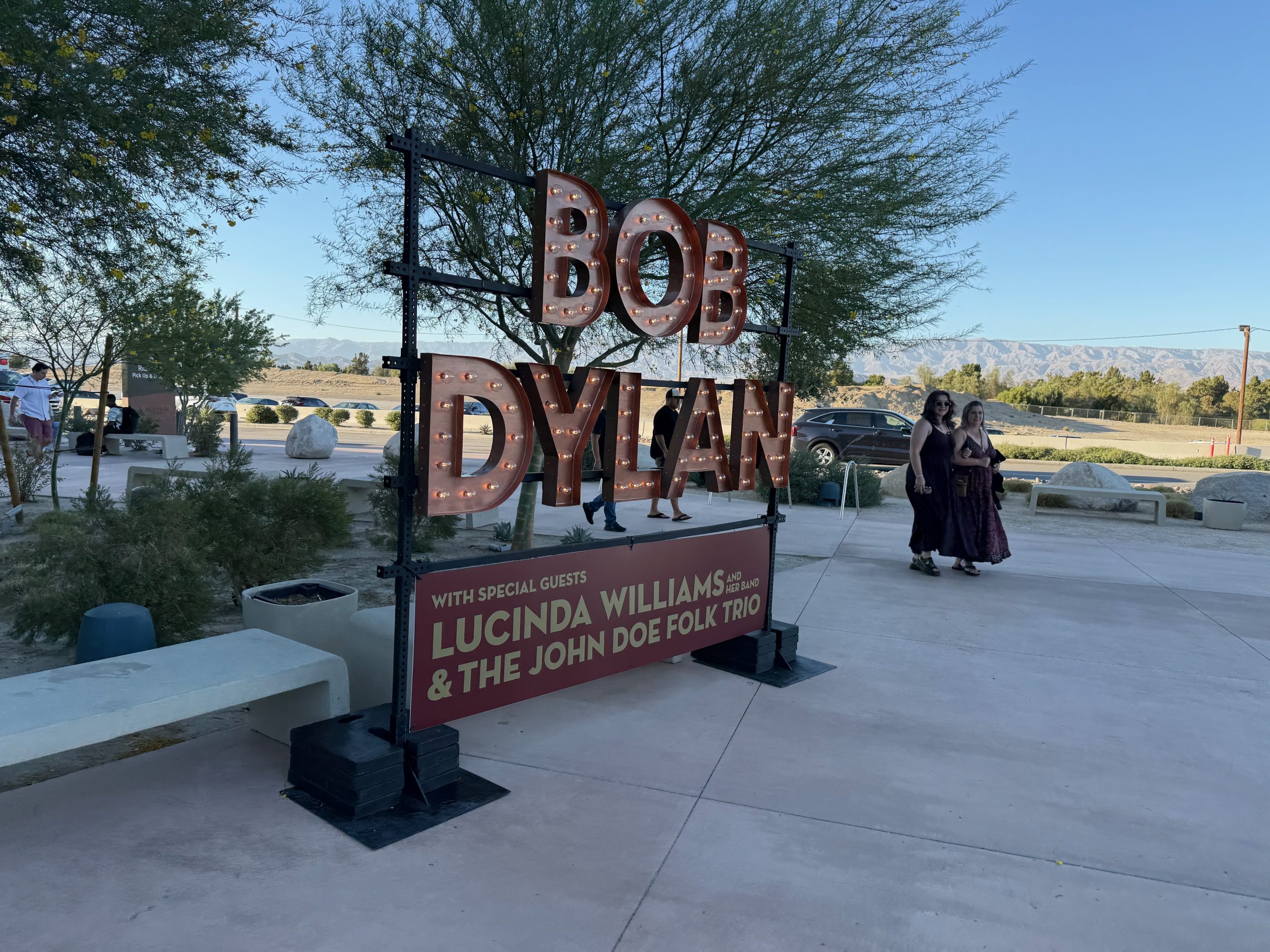 Bob Dylan Thrills Fans at Palm Springs Concert