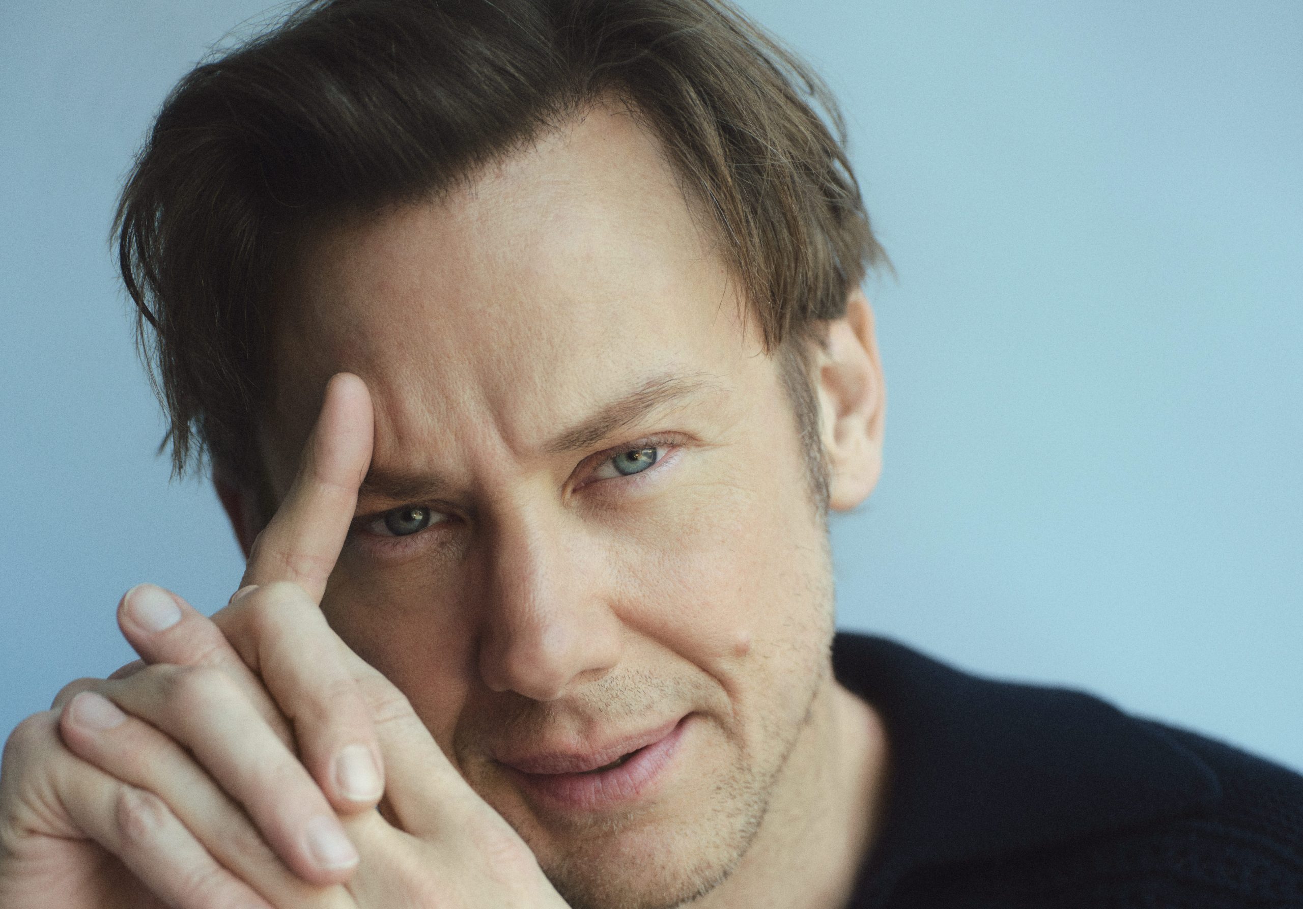 Jimmi Simpson Joins Elisabeth Moss in Hulu’s ‘Conviction’
