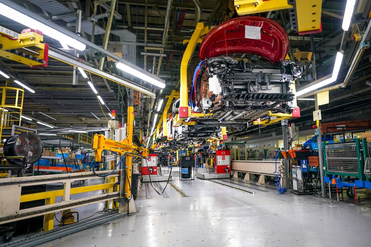 UK Economy Contracts Again, Job Cuts Rise