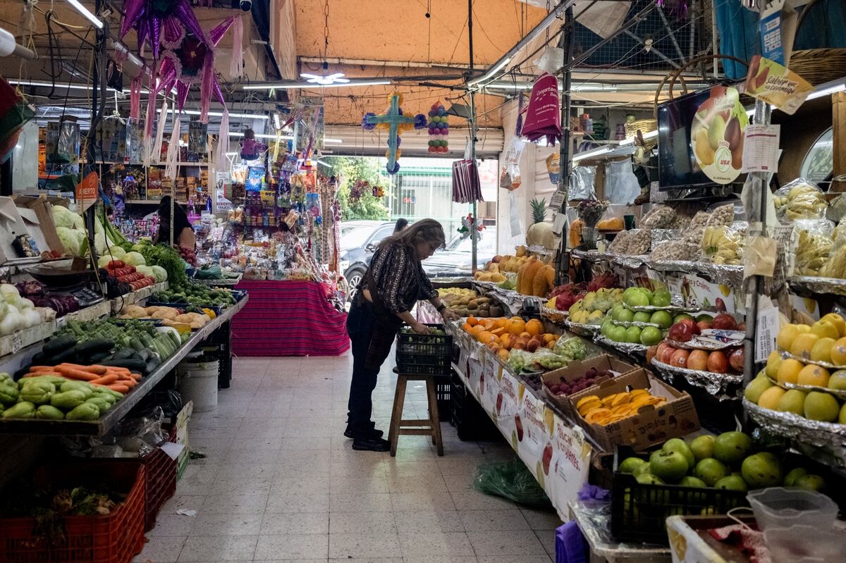 Mexico’s Inflation Drops Ahead of Key Rate Decision