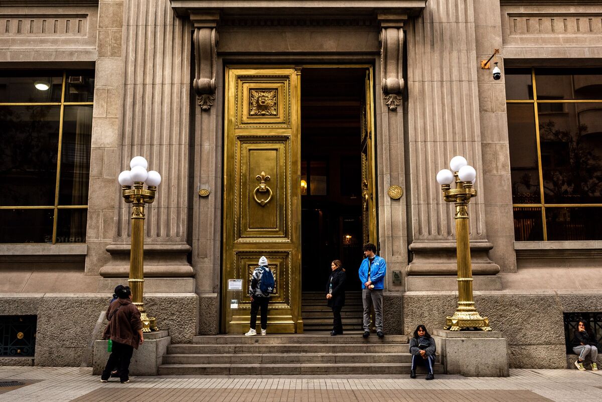 Chile Central Bank Takes Cautious Stance on Monetary Policy