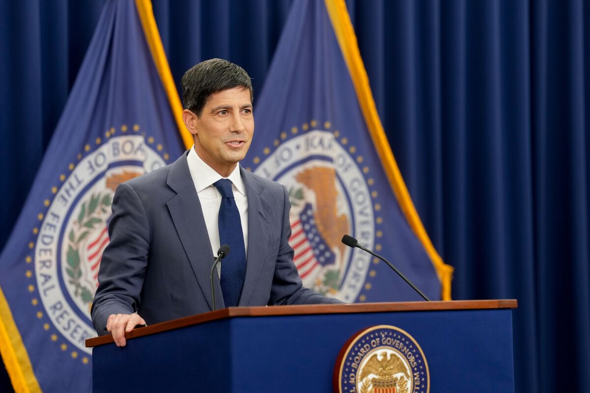 Warsh Addresses Global Economic Challenges with 2008 Veterans