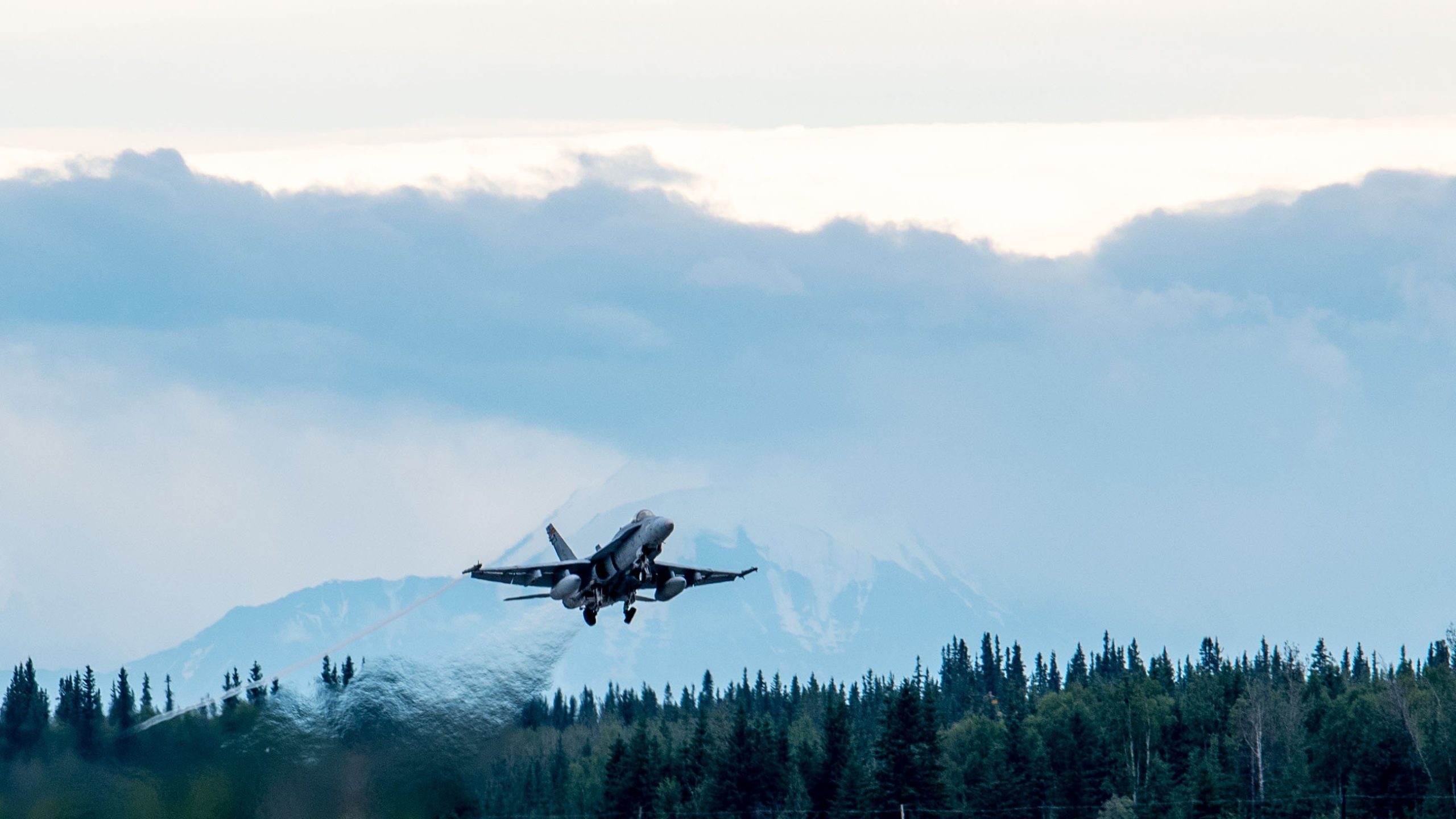 F/A-18 Crash in Washington: Pilot Safe, Wildfire Ignited