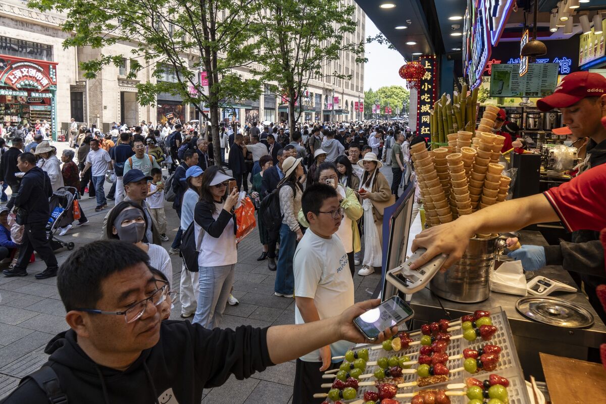China’s Consumer Spending Sees First Post-Pandemic Drop
