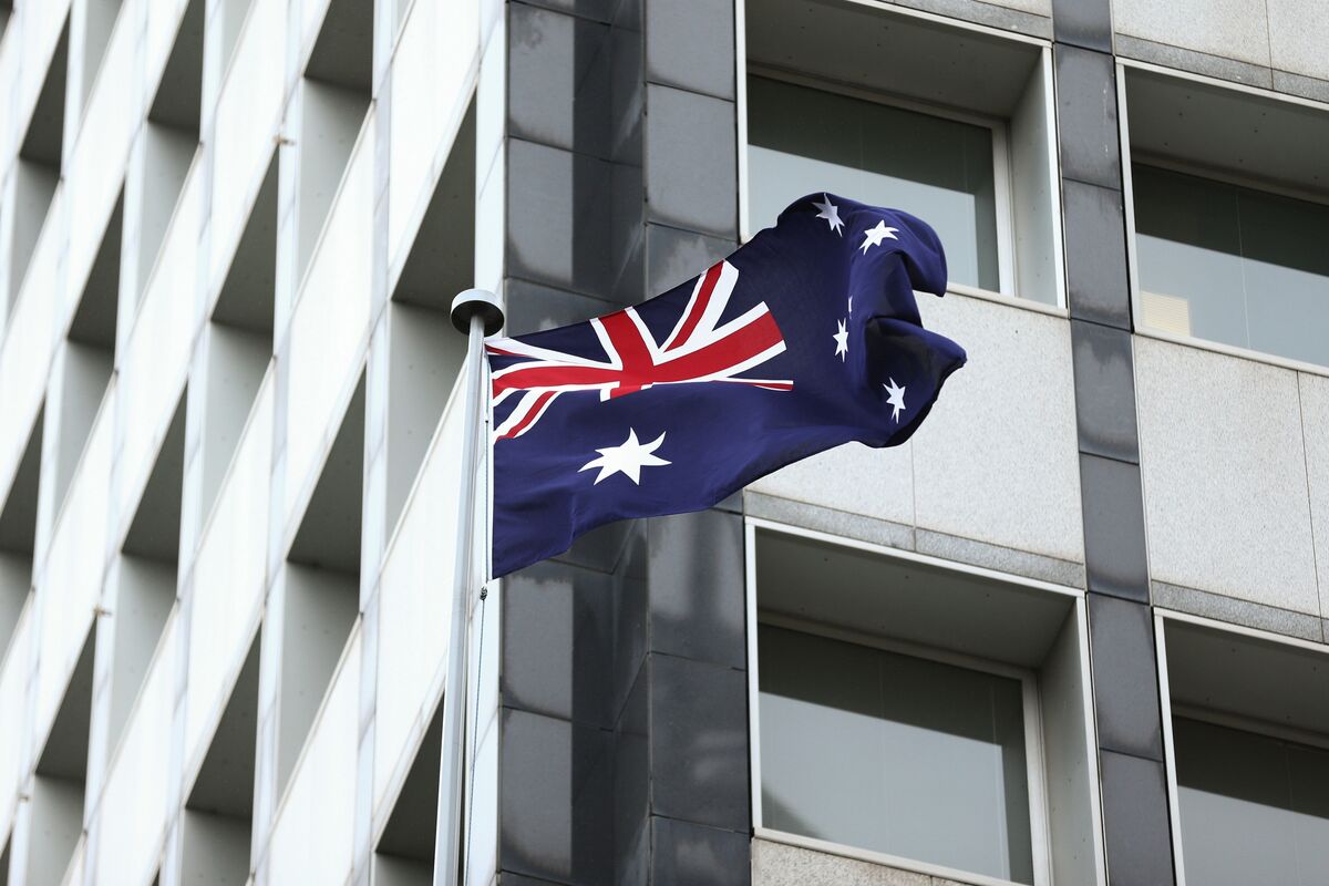 RBA Pauses Rate Hikes Amid Economic Softening