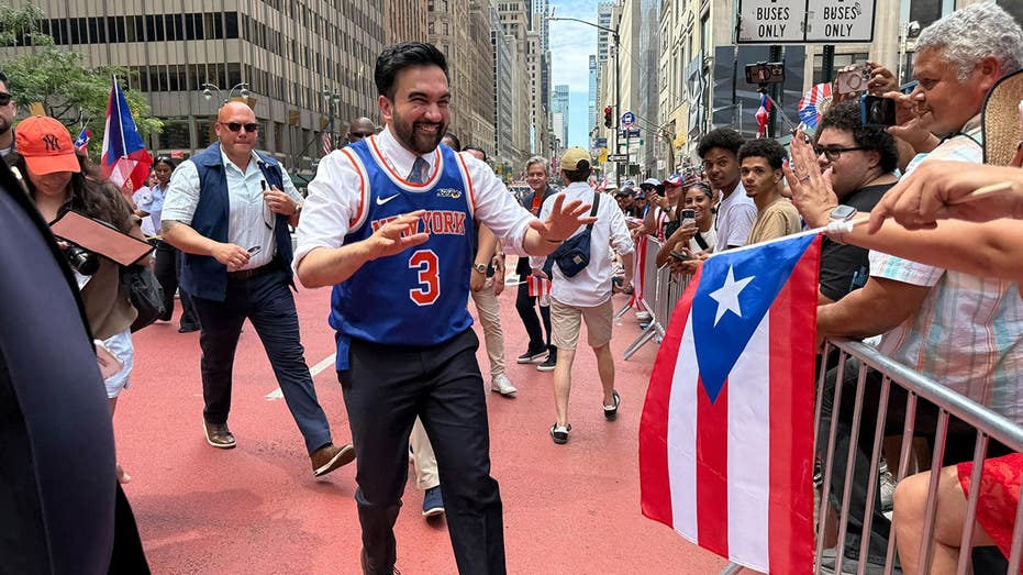 Mamdani Celebrates with Knicks’ Alvarado at Puerto Rican Parade
