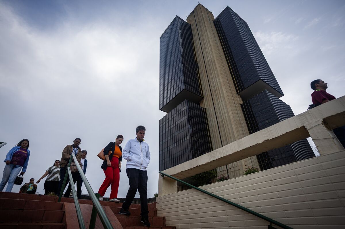 Brazil Central Bank Cuts Rates Despite Inflation Concerns