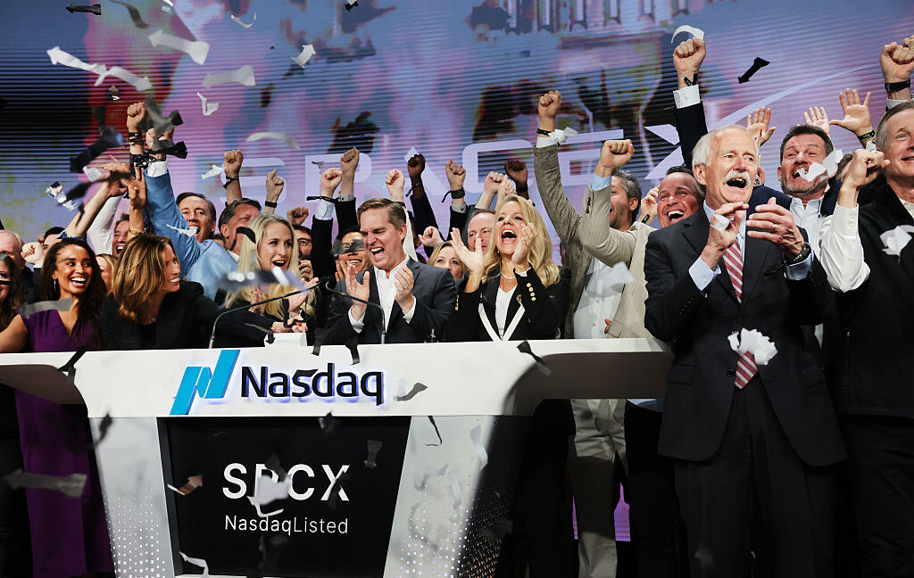 Chinese Investors Stealthily Buy Stakes in SpaceX