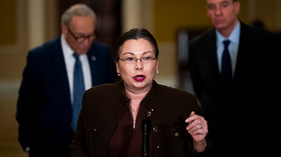 Duckworth Urges FAA to Reject White House Arch Proposal