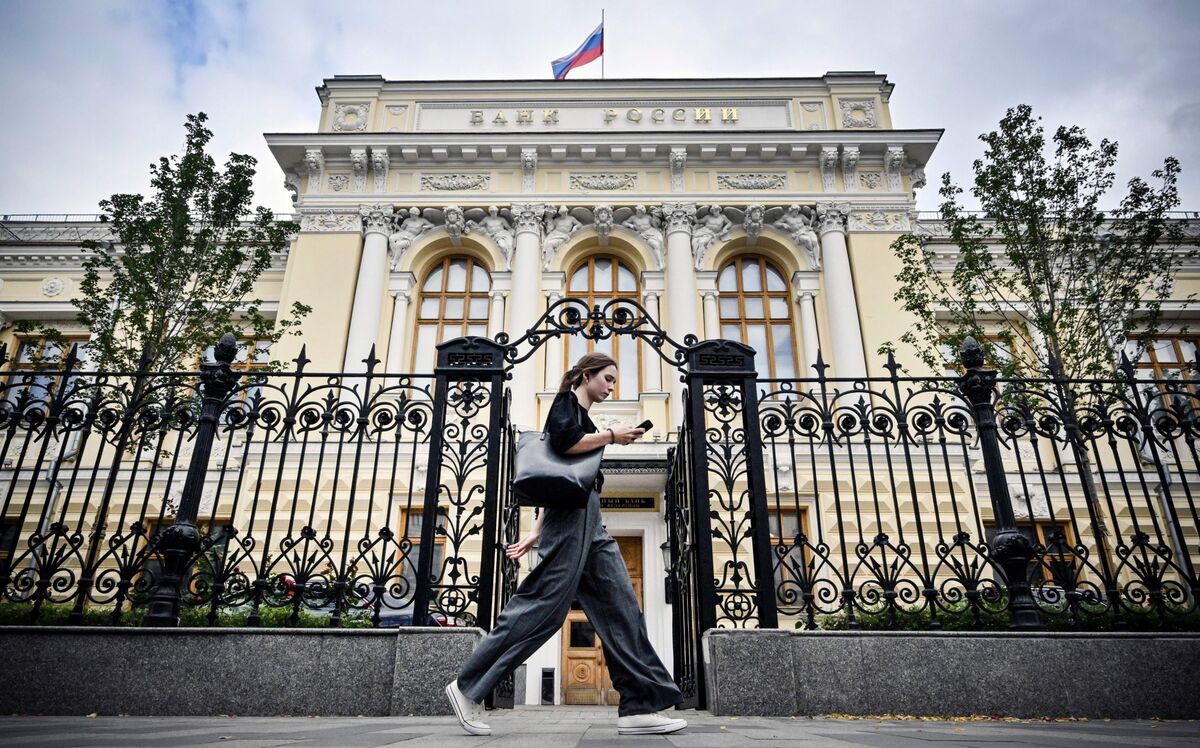 Russia’s Central Bank Cuts Rates Amid Easing Inflation