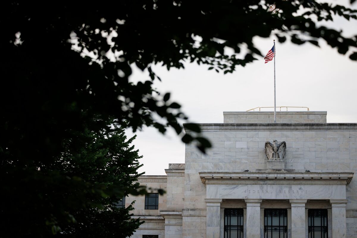 Traders Bet on US Rate Hikes Amid Iran Tensions