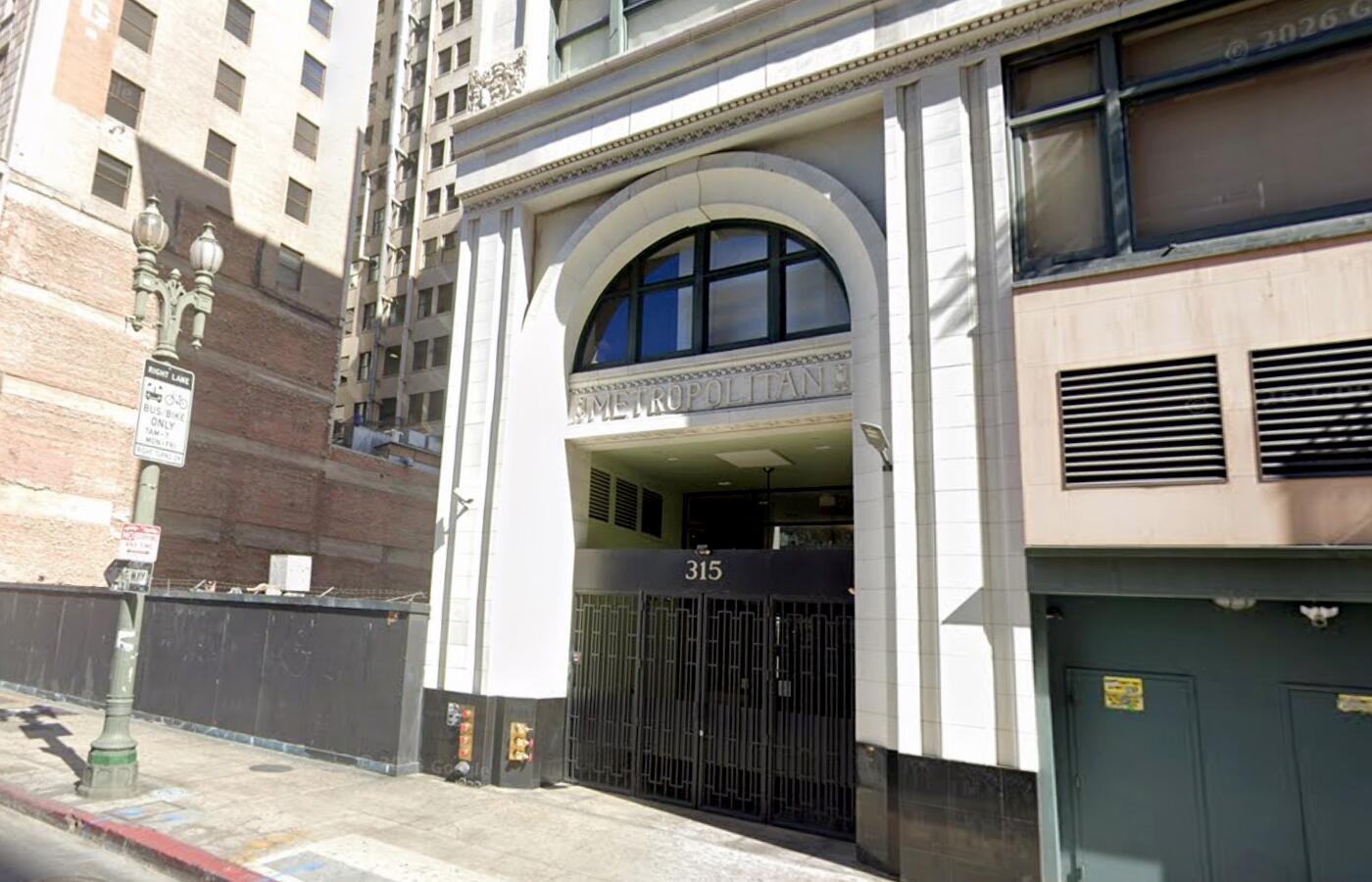 Downtown LA Landmark Apartment Tower Faces Foreclosure