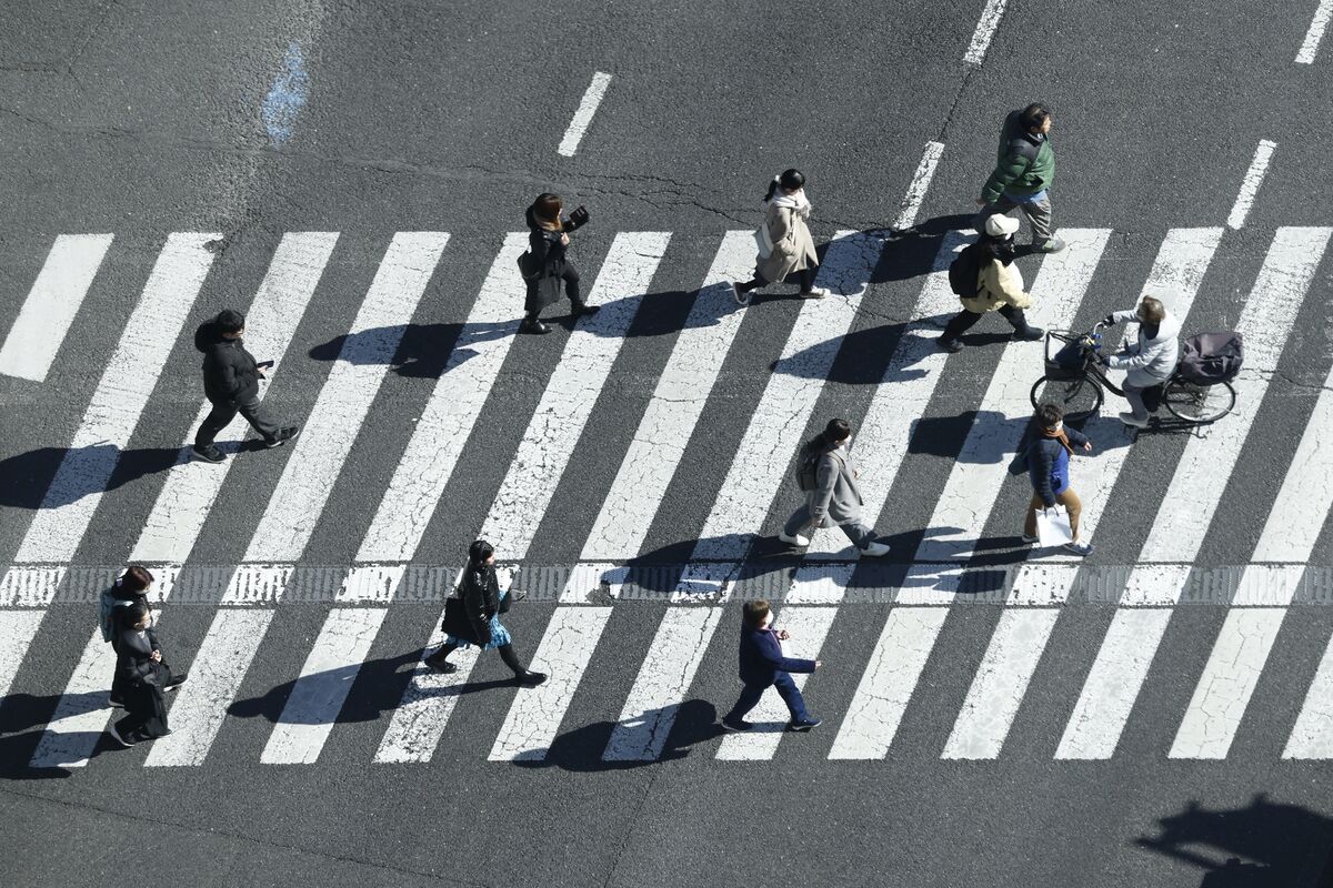 Japan Urges Its Pension Funds to Invest More at Home; Yen Gains