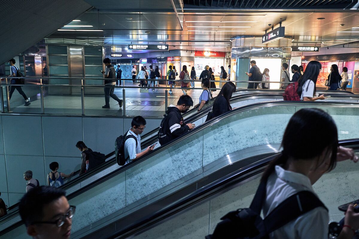 Taiwan’s Population Slump Breaks Covid Record in Risk for AI Hub