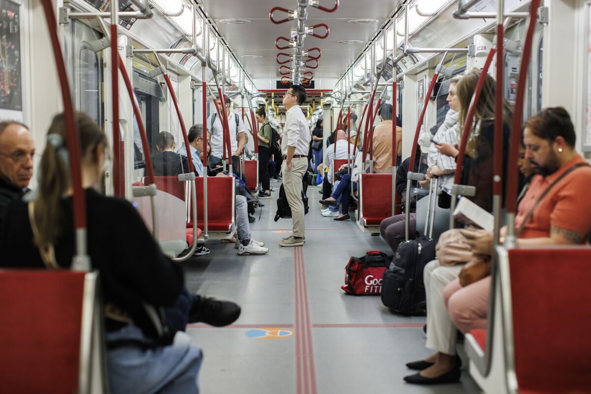 Canada Adds 18,200 Jobs in June, Jobless Rate Falls to 6.5%