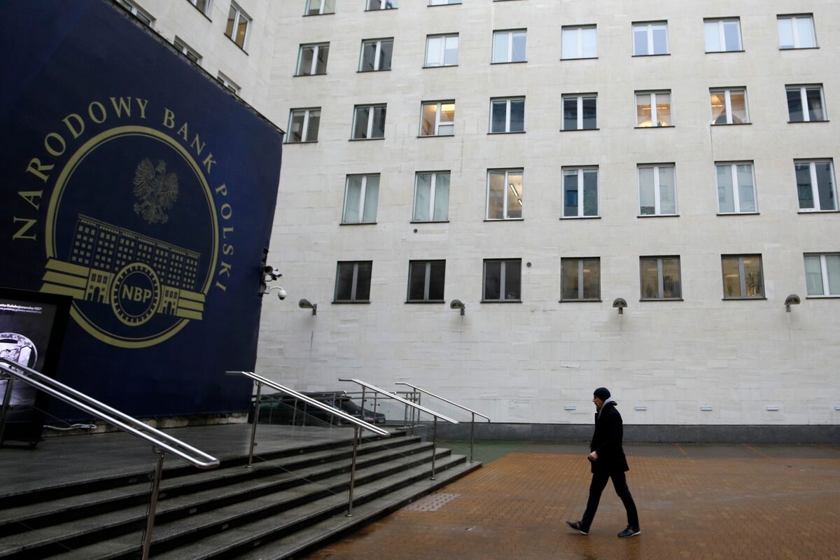Poland Holds Rates for Fourth Month as Inflation Risks Fade
