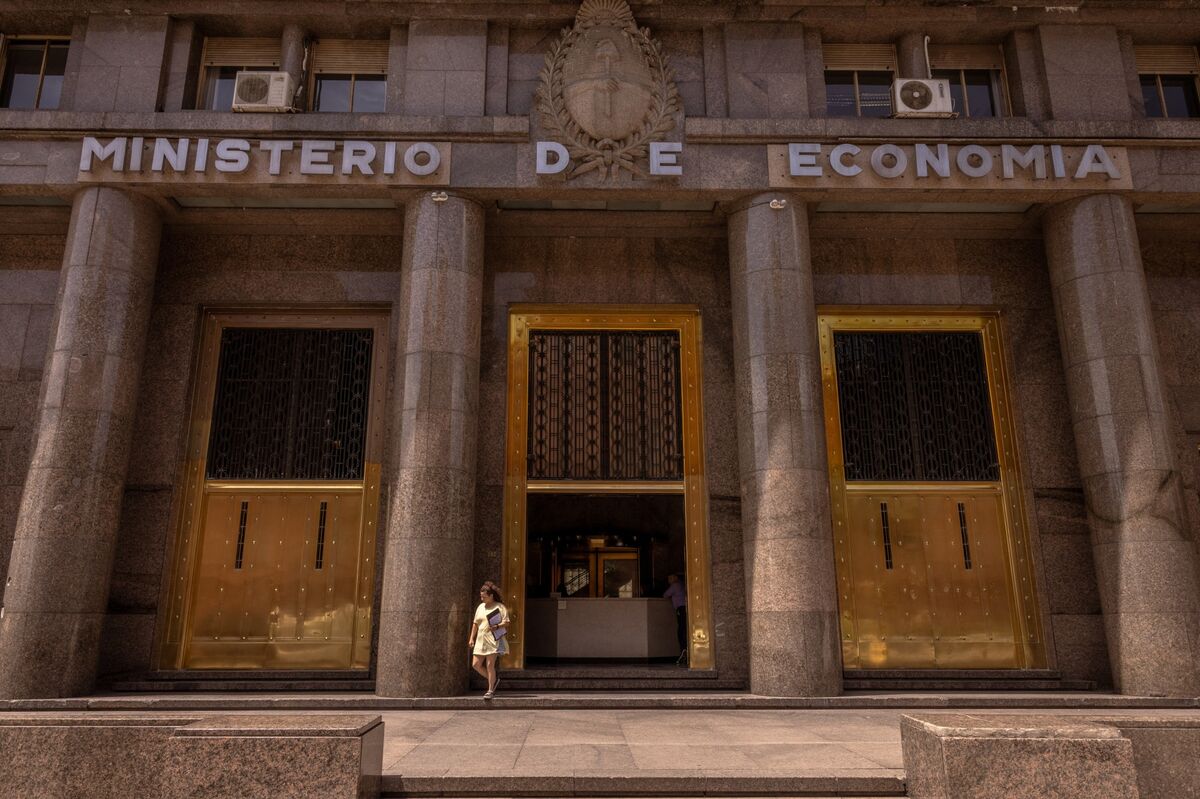 Argentina Shuns Markets for Now, Sees Investment Grade by 2031