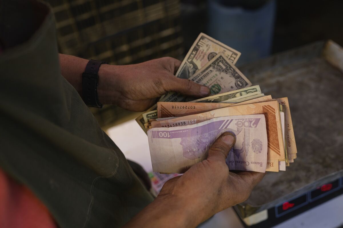 Venezuela Accelerates Effort to Shrink Black-Market Currency Gap