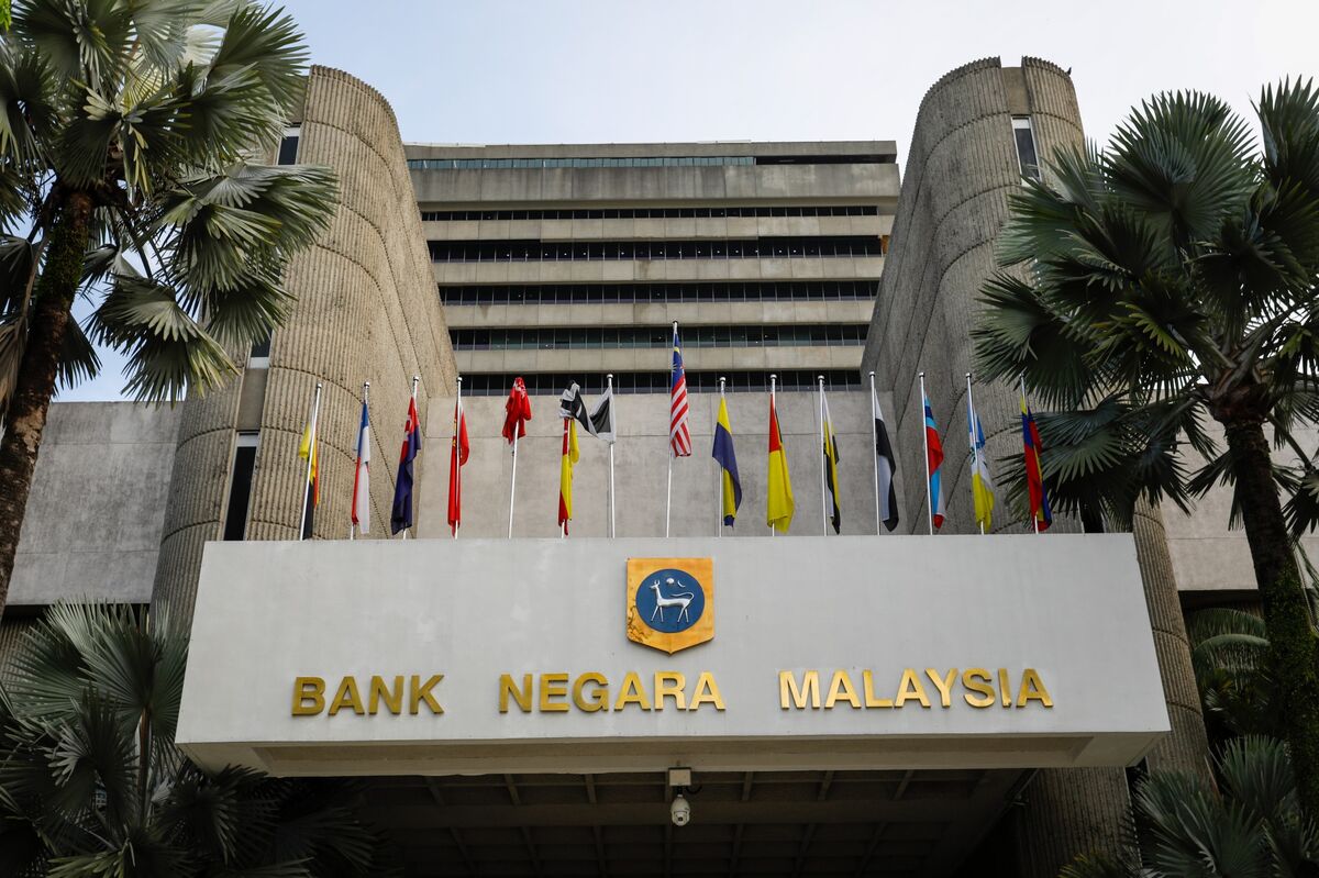 Malaysia May Hold Policy Rate, Signal Upcoming Hike as AI Boosts Economic Growth