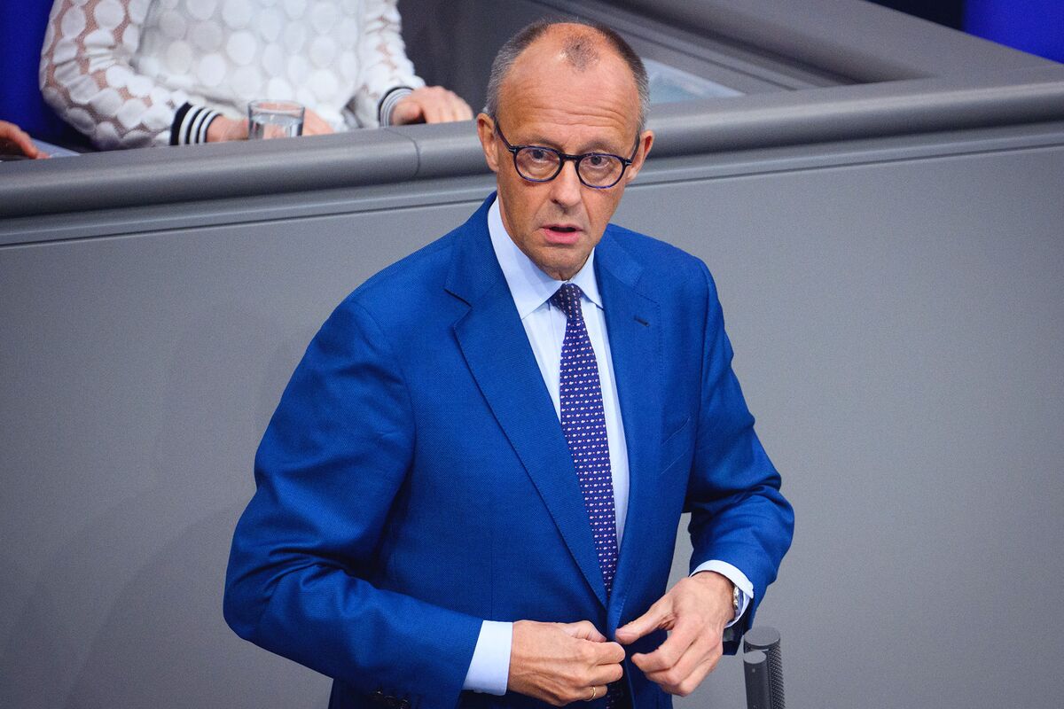 Merz’s Reforms for Germany Get Fitch Cheer But No Big Applause