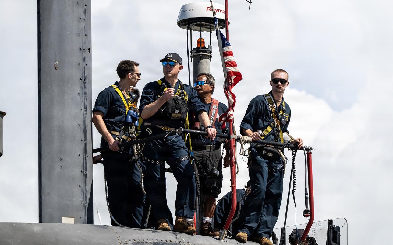 Fast-attack submarine USS Tucson trades places in  Guam with USS Jefferson City