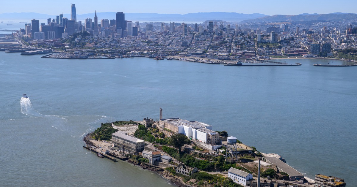 1 dead, 2 missing after boat capsizes near Alcatraz in San Francisco Bay
