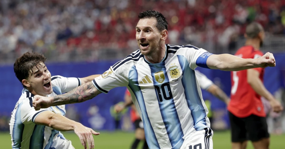 Argentina resucita con Messi y elimina a Egipto.