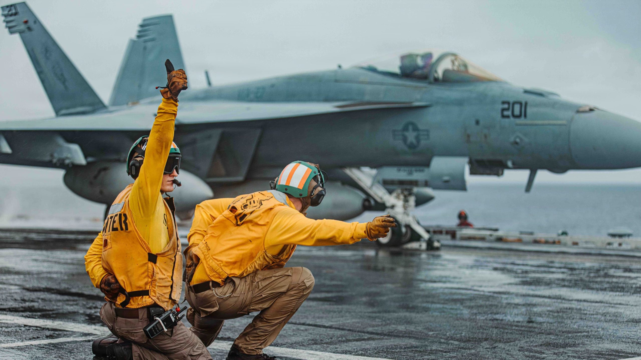 Navy offers up to $280,000 in bonuses to keep reserve aviators