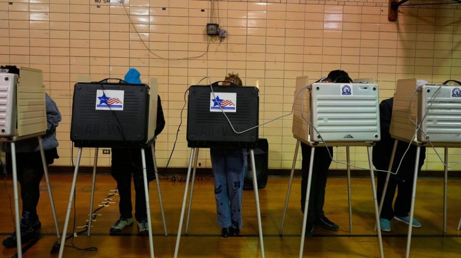 Democrats hold 11-point lead over GOP on generic ballot: Poll 