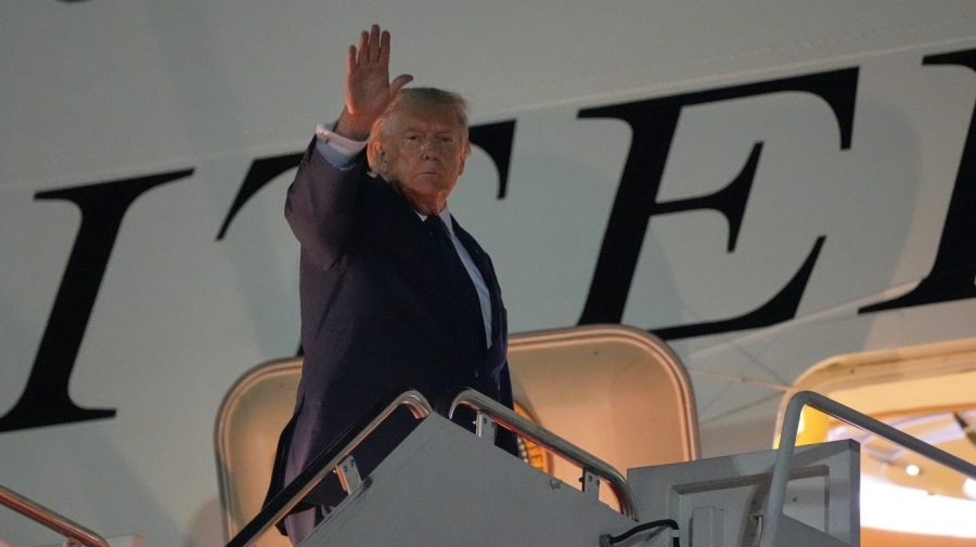 White House says Trump's Air Force One switch was a 'misdirection'