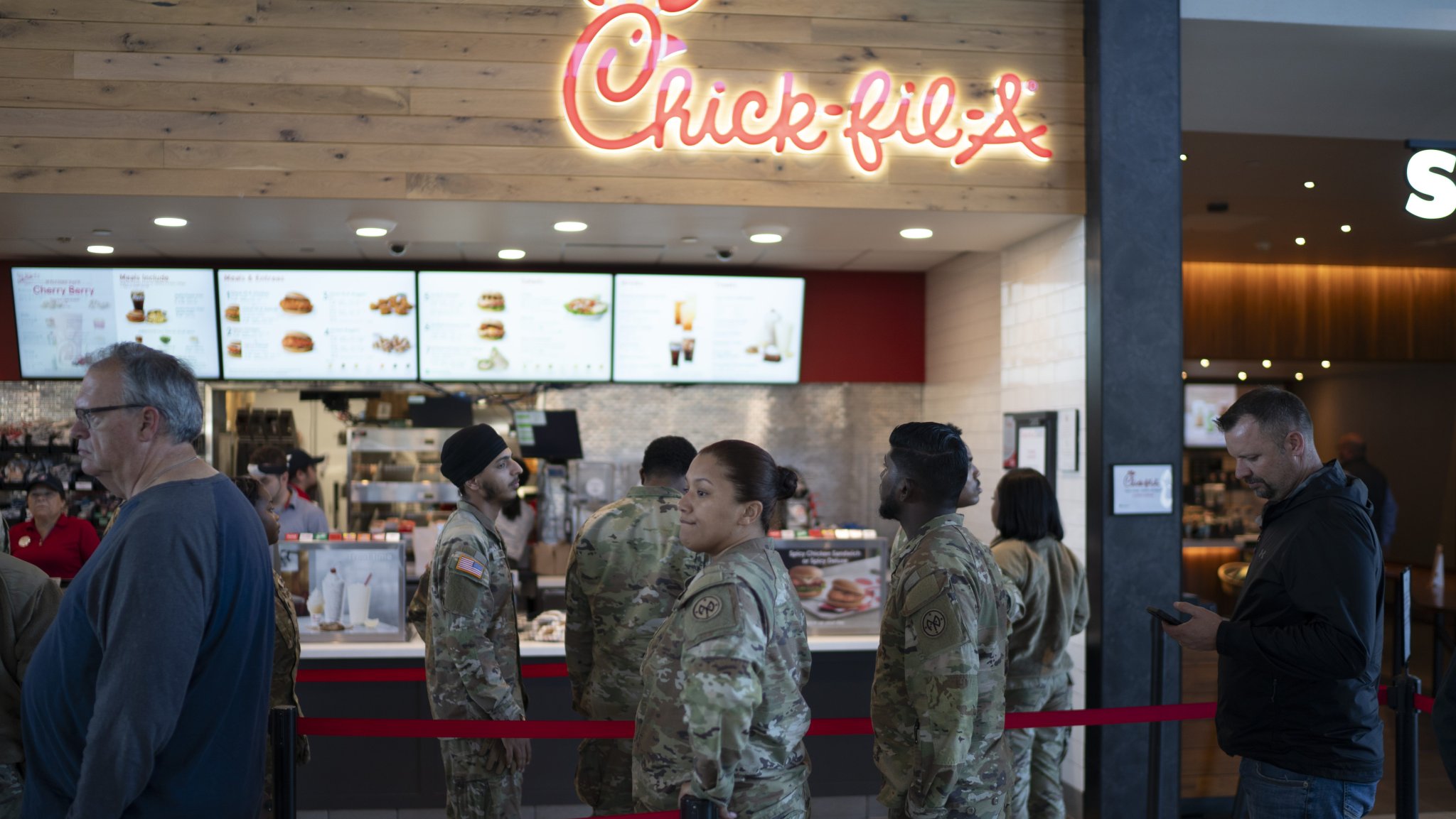 New Army program will let some soldiers use meal cards at Subway, Burger King, Starbucks