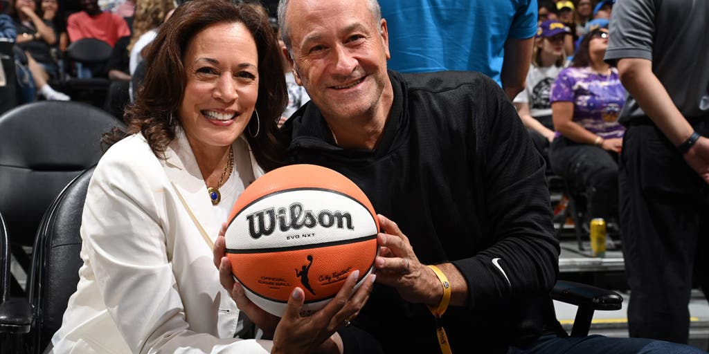 Kamala Harris attends Los Angeles Sparks game, gives an insufferable, uninspiring speech to the team