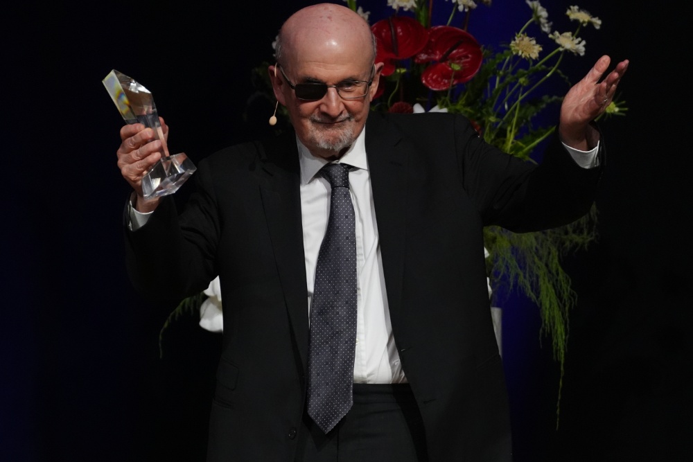 Salman Rushdie Says America Is ‘Having a Very Difficult Moment’ With Free Speech as He Accepts Liberatum Award: ‘The Burden of Proof Must Always Lie on the Censor’