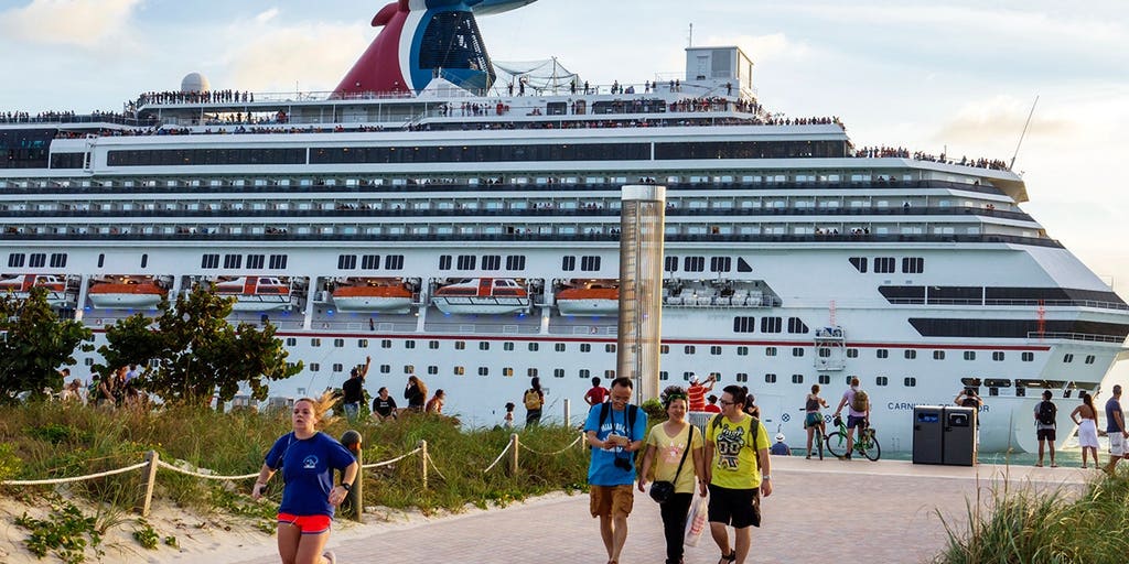 Cruise passenger horrifies diners by scratching bare foot with restaurant fork
