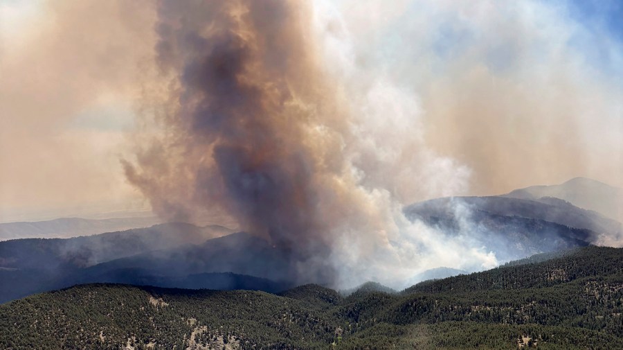 Pilot dies fighting Colorado wildfires