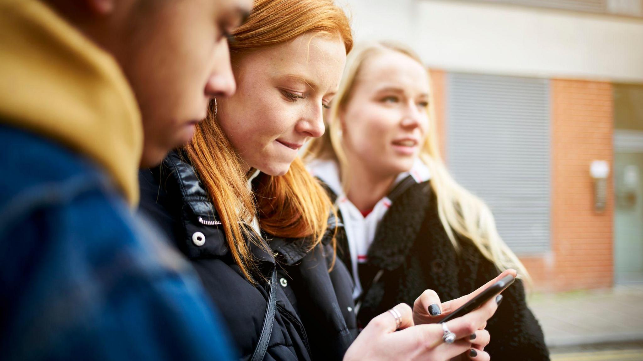 France passes law banning under-15s from social media