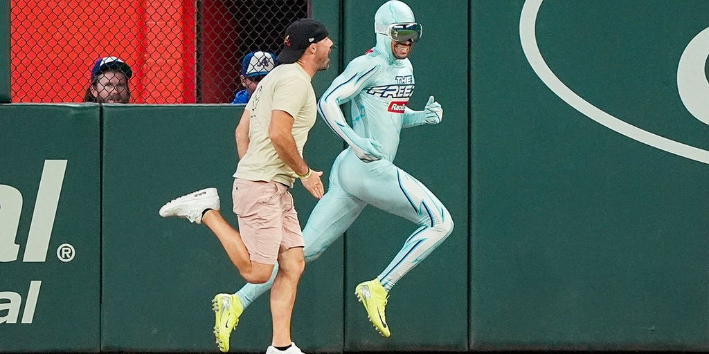 Atlanta Braves fan taunts The Freeze with a blown kiss and gets passed in spectacular fashion