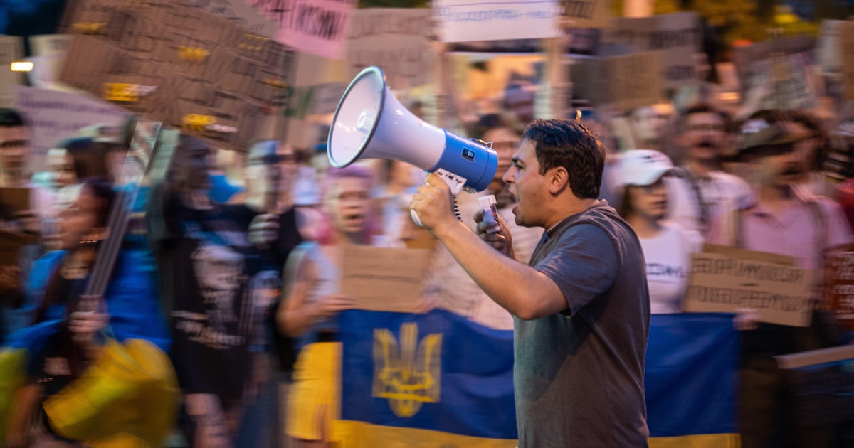 Zelenskyy replaces Ukraine's top general after days of protests