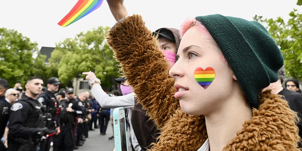Iowa teachers suspended over viral student-run drag show reach settlement before trial