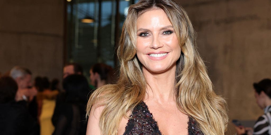 Heidi Klum ditches bikini top, covers up with potato chip bag on beach vacation