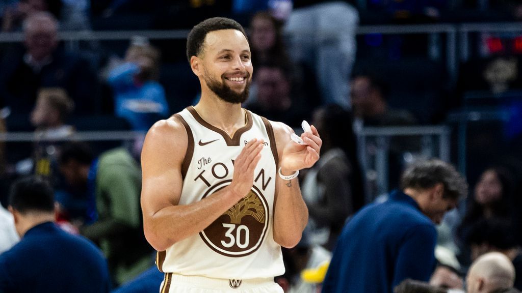 Curry first active player to have own wing in HOF