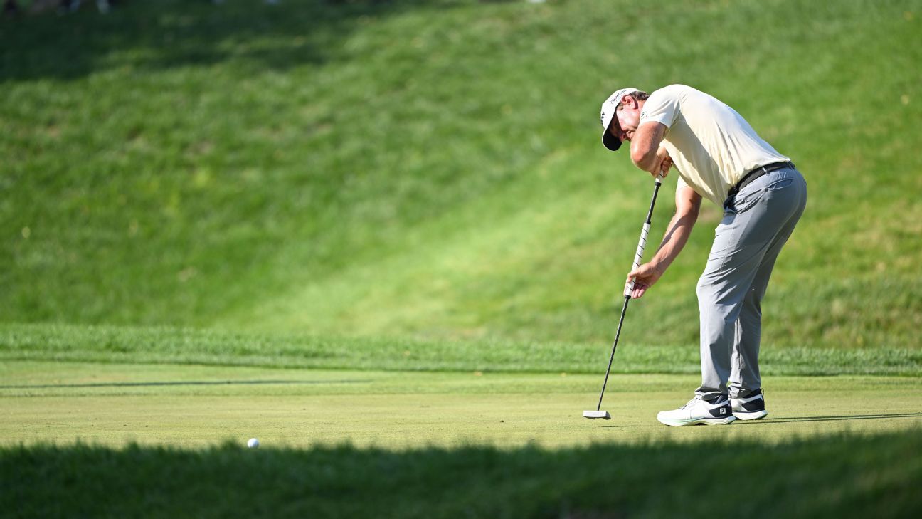 Glover spikes explanation for removing golf shoes