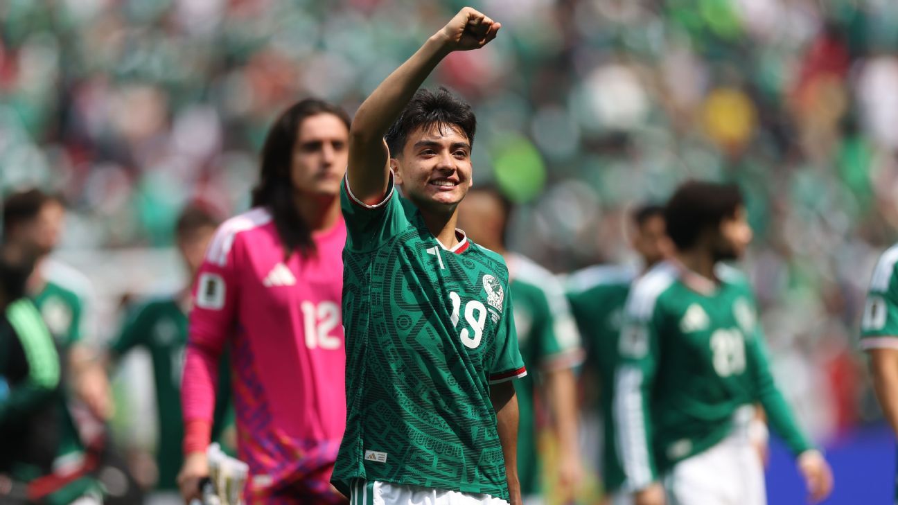 Copy of World Cup Daily live: Mexico star Mora's high scho…