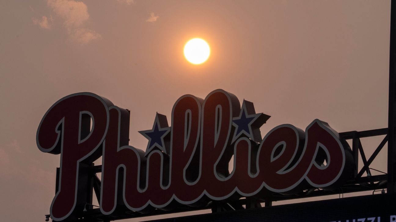 Mets return with win under Philly's hazy sky