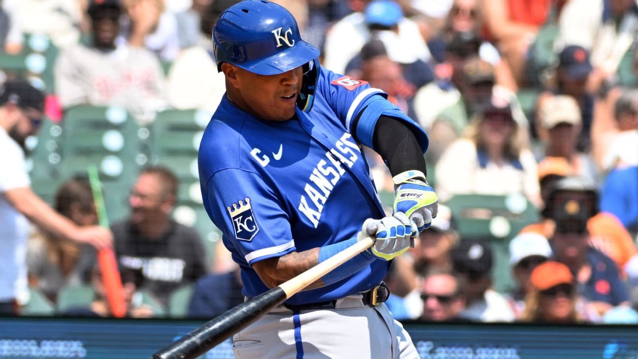 Perez hits 318th HR, passes Brett on Royals' list