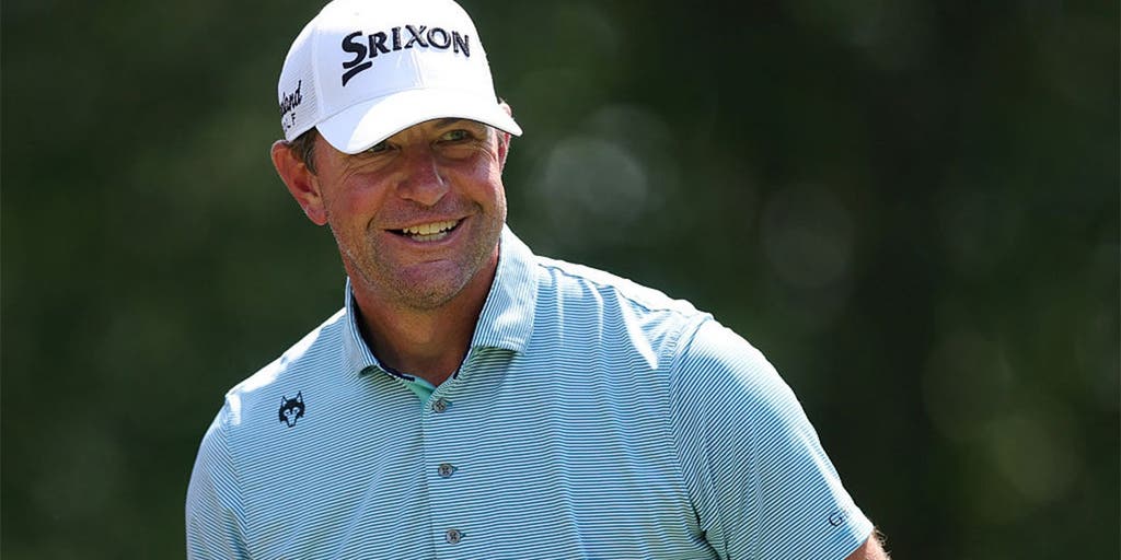 Lucas Glover shares hilarious explanation for taking off his shoes during middle of PGA Tour event