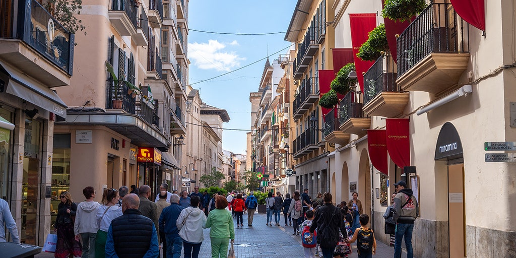 Brazen pickpockets prey on vulnerable tourists as vacation island is swarmed by millions