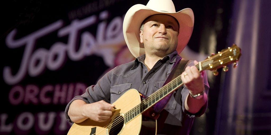 Country star Mark Chesnutt's longtime bandmate dies unexpectedly on tour bus