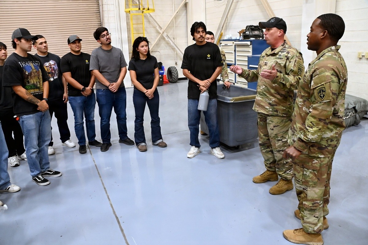 Yuma Proving Ground Soldiers give glimpse of Army life to local recruits